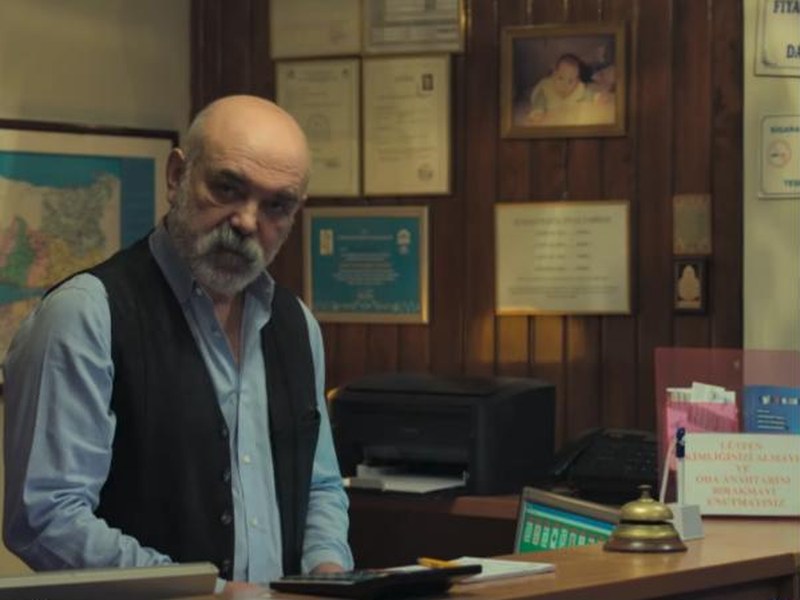 A hotel clerk at the front desk in The Criminals